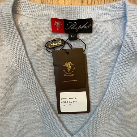 Stylish V-Neck Sweater in Light Blue - Picture 3 of 4